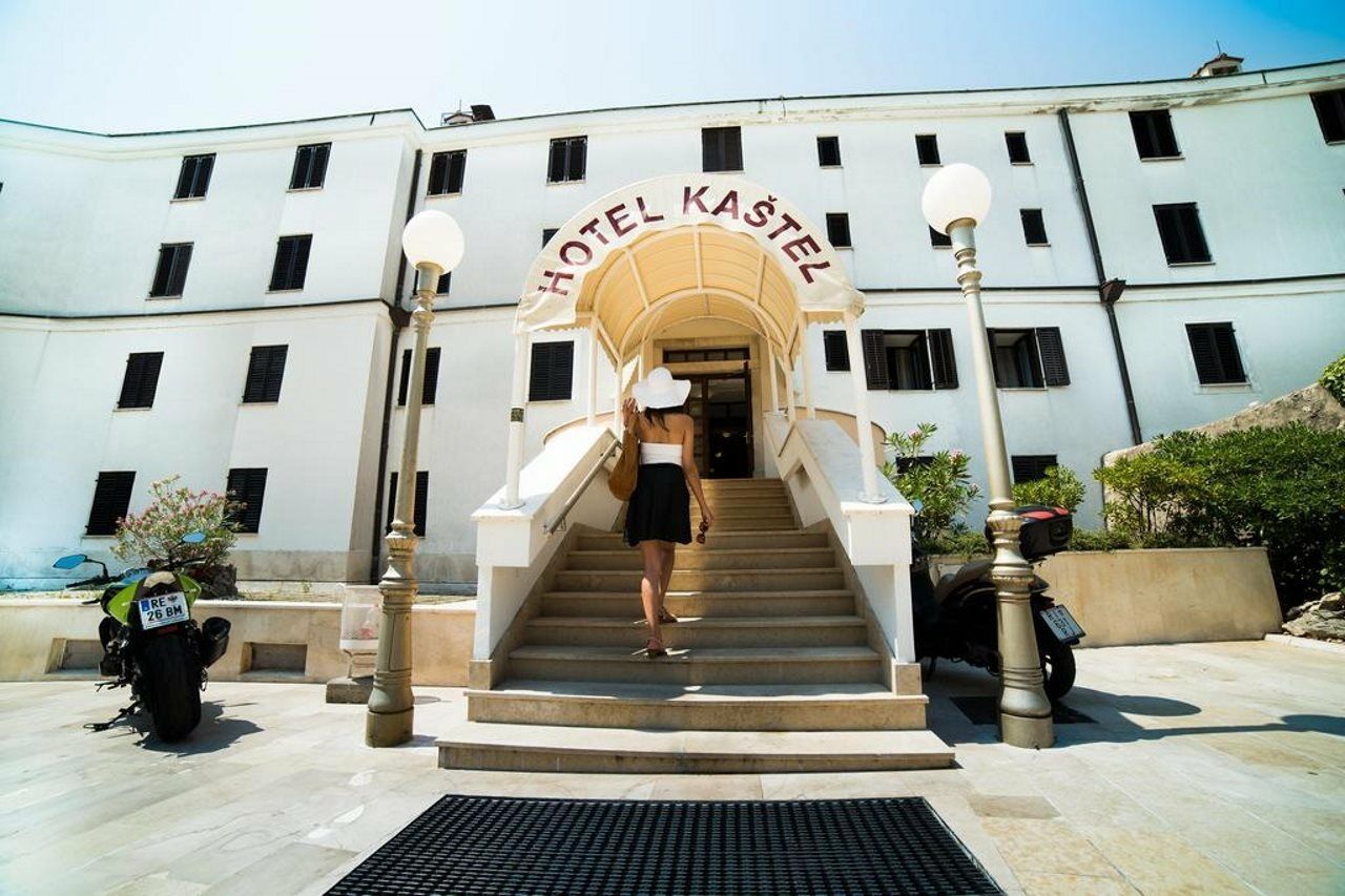 Hotel Kastel Цриквеница Экстерьер фото